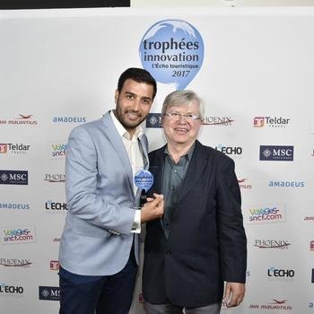 TravelCar - Ahmed Mhiri reçoit de Philippe Gloaguen, fondateur du Routard, le Prix de l'Innovation Transport