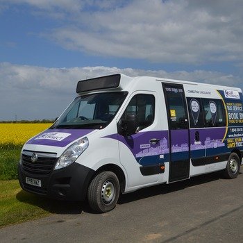 Padam - Un véhicule d'un transport à la demande (opéré par Padam) dans la campagne anglaise.